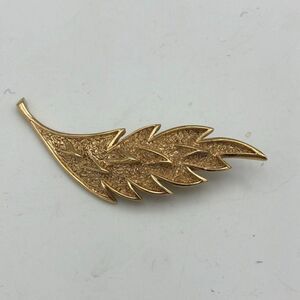 Trifari Gold Tone Colored Feather Leaf Brooch Pin‎ Costume Jewelry 2 1/2"